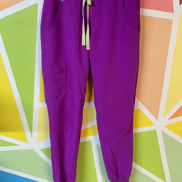 FIGS Technical Collection Scrub Set Beautiful vibrant fuchsia top xxs, bottom xs - Picture 4 of 6